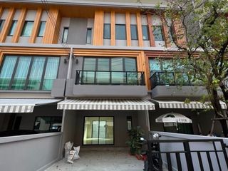 À louer 3 chambres maison de ville à Prawet, Bangkok