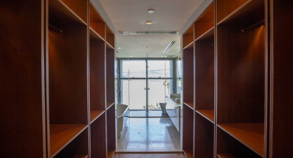 Condo en alquiler de 3 habitaciones en Yan Nawa, Bangkok