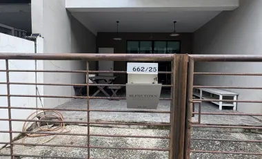 出租 3 卧室 联排别墅 在 Khlong Toei, 曼谷