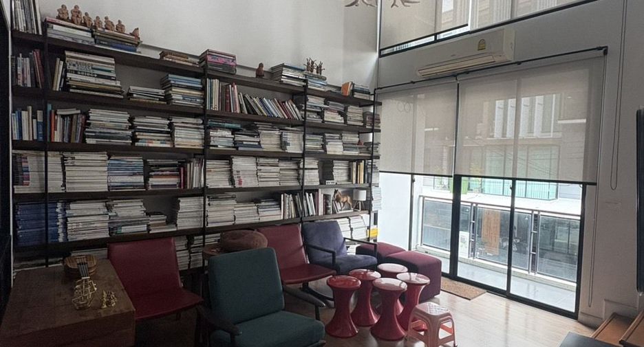 For rent 3 bedrooms townhouse in Khlong Toei, Bangkok