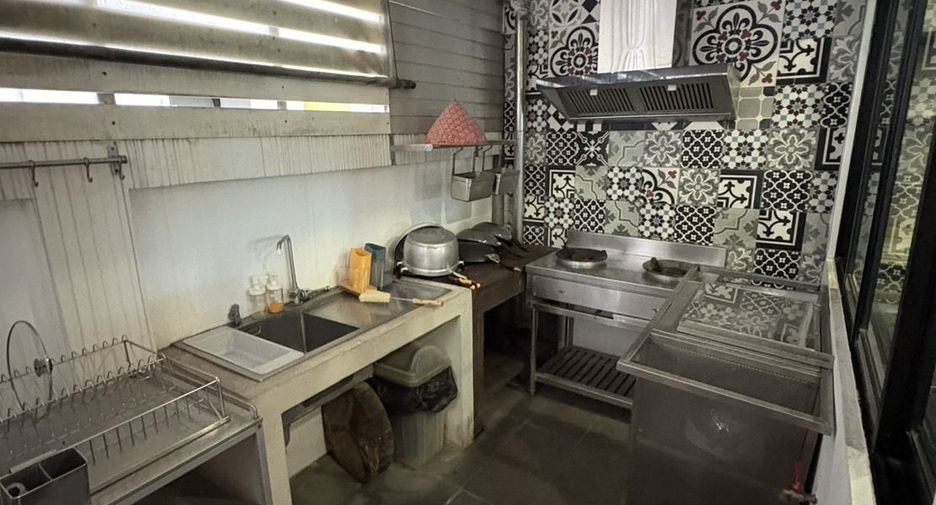 For rent 3 bedrooms townhouse in Khlong Toei, Bangkok