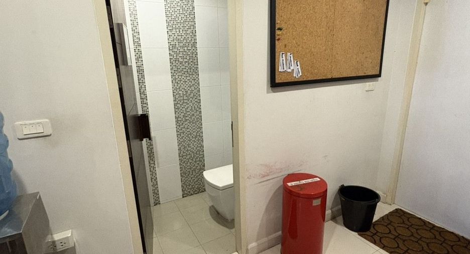 For rent 3 bedrooms townhouse in Khlong Toei, Bangkok