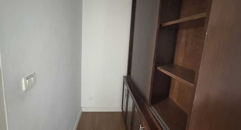 For rent 3 bedrooms townhouse in Khlong Toei, Bangkok