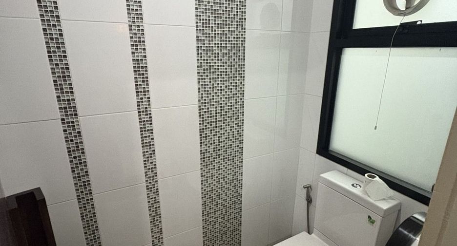 For rent 3 bedrooms townhouse in Khlong Toei, Bangkok