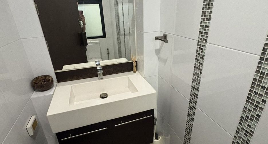 For rent 3 bedrooms townhouse in Khlong Toei, Bangkok