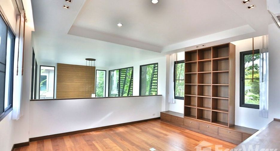 For rent 3 bedrooms house in Watthana, Bangkok
