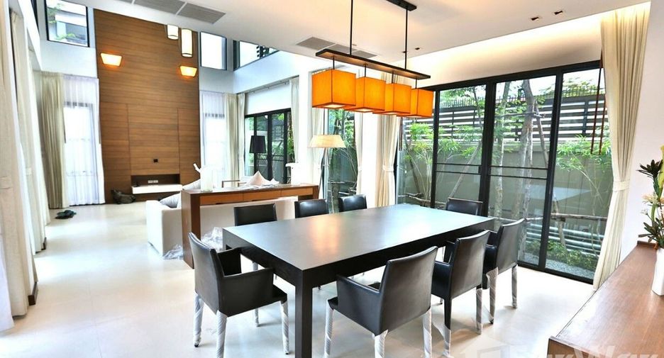 For rent 3 bedrooms house in Watthana, Bangkok