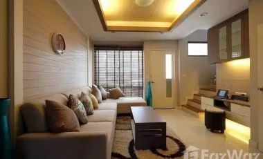 Casa adosada en alquiler de 3 habitaciones en Phra Khanong, Bangkok
