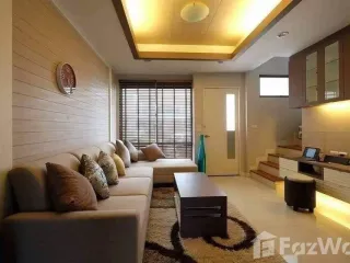 Casa adosada en alquiler de 3 habitaciones en Phra Khanong, Bangkok