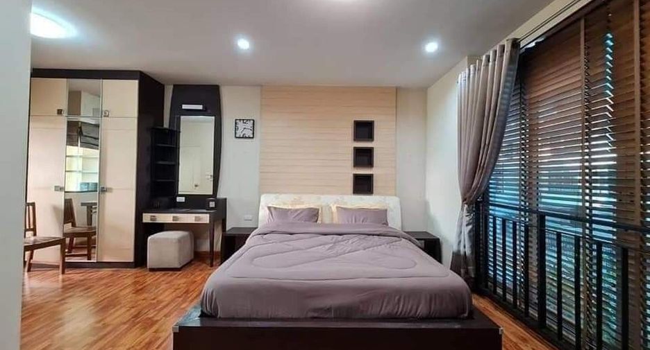 Reihenhaus zur Miete mit 3 Zimmer in Phra Khanong, Bangkok