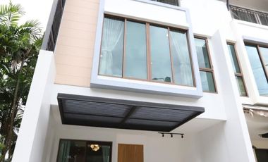 Casa adosada en alquiler de 3 habitaciones en Phra Khanong, Bangkok