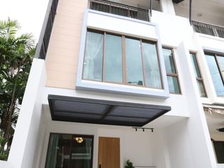 For rent 3 bedrooms townhouse in Phra Khanong, Bangkok