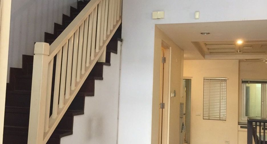For rent 3 ベッドルーム townhouse in Phra Khanong, Bangkok