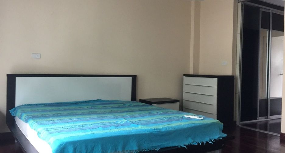 For rent 3 ベッドルーム townhouse in Phra Khanong, Bangkok