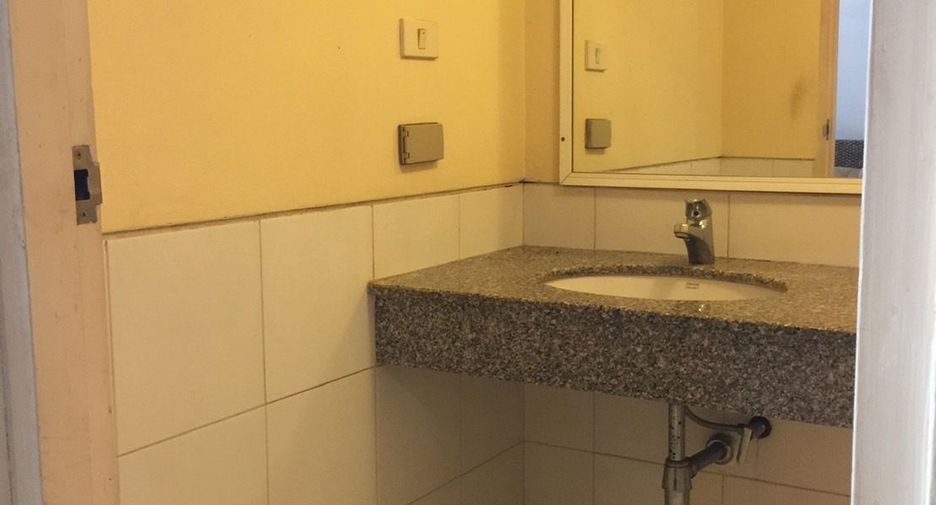 For rent 3 ベッドルーム townhouse in Phra Khanong, Bangkok