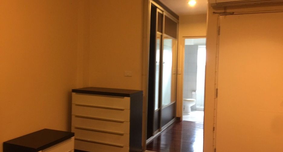 For rent 3 ベッドルーム townhouse in Phra Khanong, Bangkok