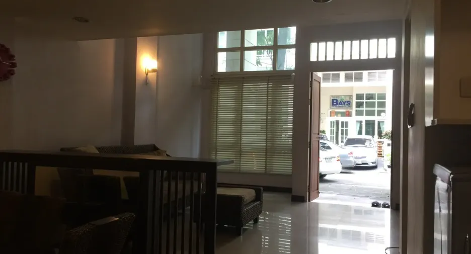 For rent 3 ベッドルーム townhouse in Phra Khanong, Bangkok