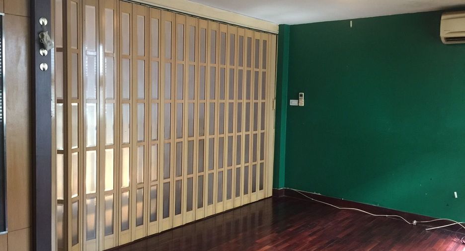 For rent 3 ベッドルーム townhouse in Phra Khanong, Bangkok