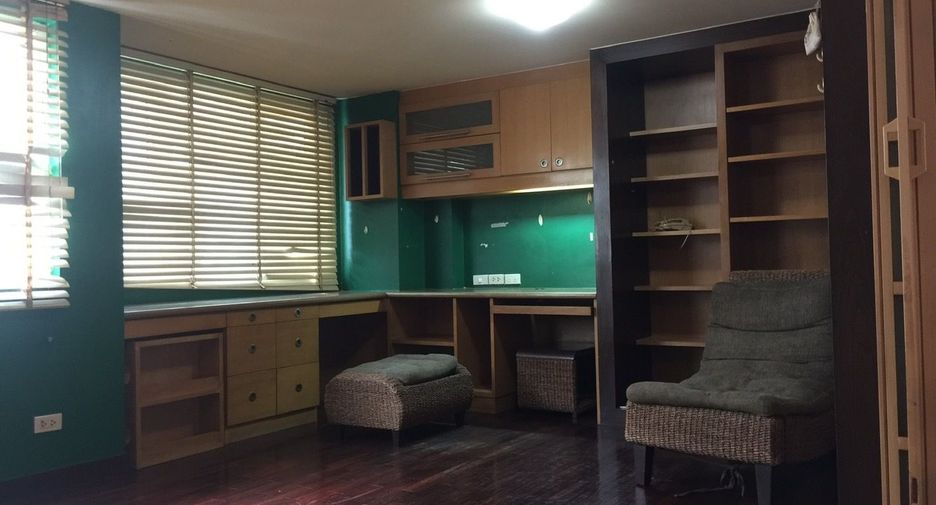 For rent 3 ベッドルーム townhouse in Phra Khanong, Bangkok