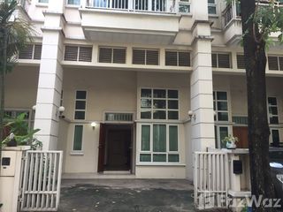 Reihenhaus zur Miete mit 3 Zimmer in Phra Khanong, Bangkok