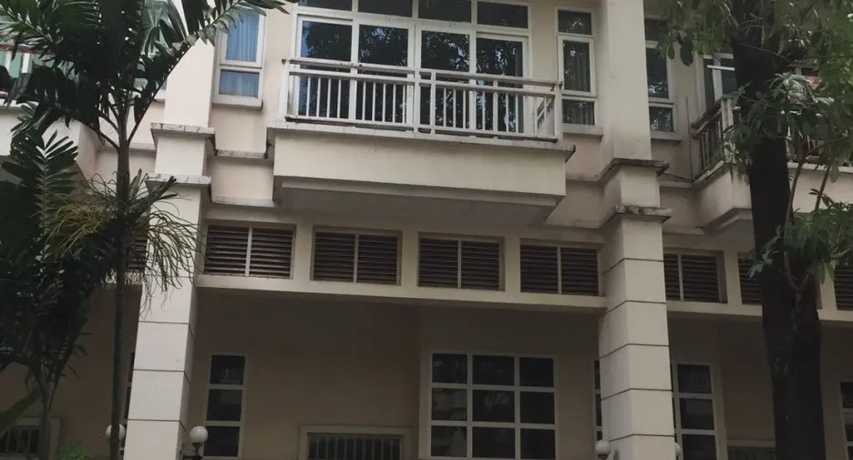 For rent 3 ベッドルーム townhouse in Phra Khanong, Bangkok