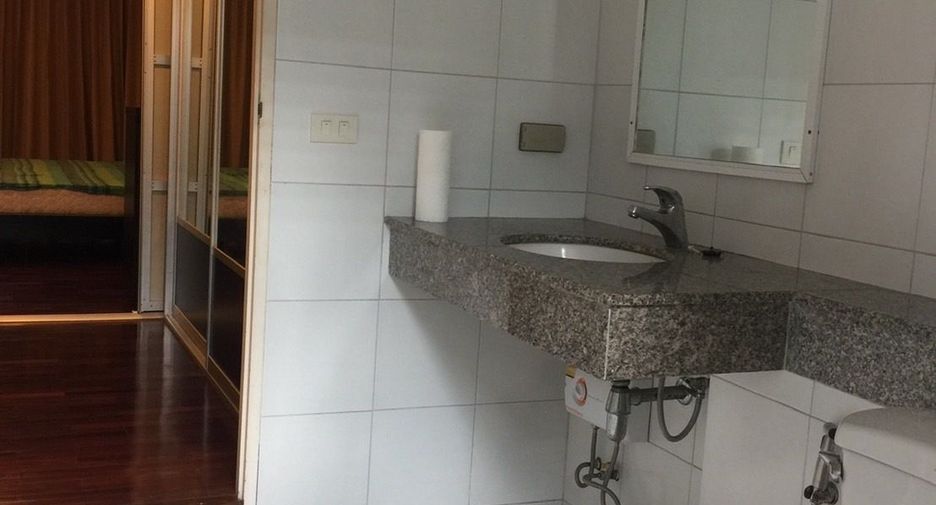 For rent 3 ベッドルーム townhouse in Phra Khanong, Bangkok