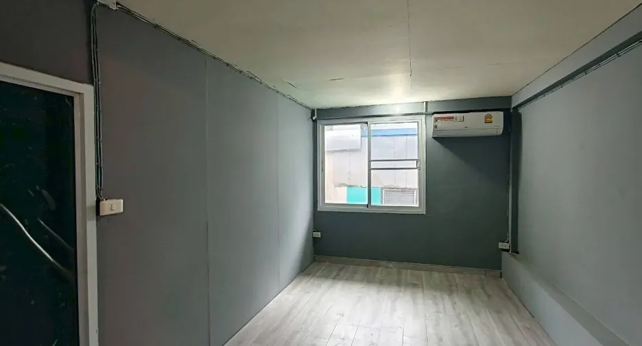 For rent 5 bedrooms townhouse in Bang Rak, Bangkok
