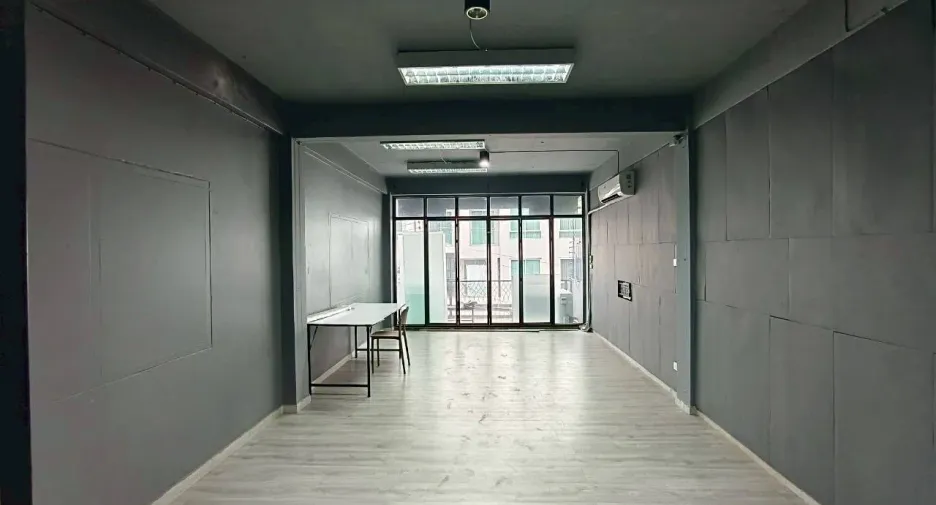 For rent 5 bedrooms townhouse in Bang Rak, Bangkok