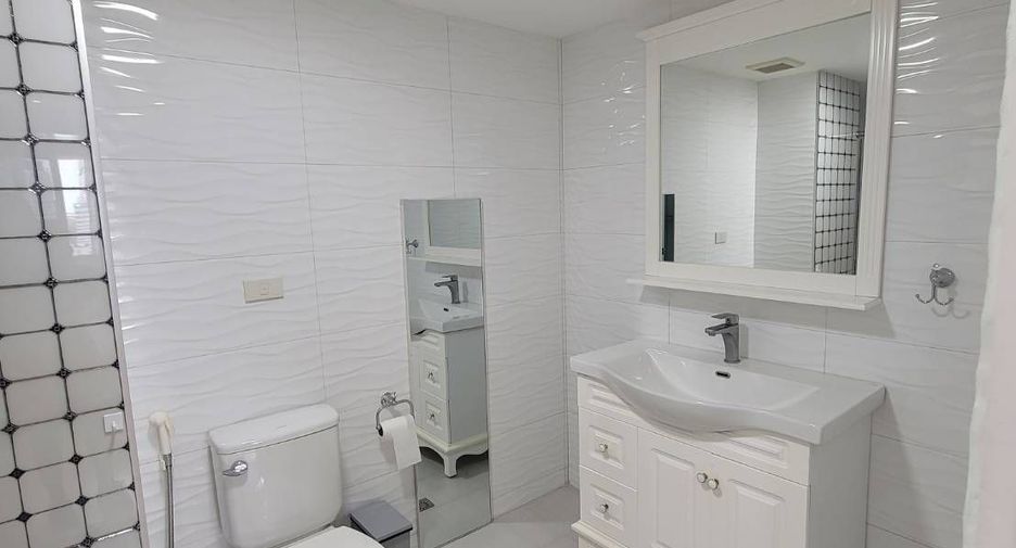 Condo en alquiler de 3 habitaciones en Watthana, Bangkok