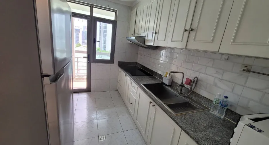 Condo en alquiler de 3 habitaciones en Watthana, Bangkok