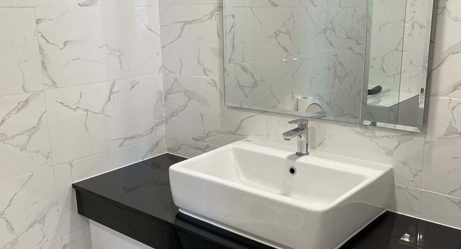 For rent 3 bedrooms condo in Huai Khwang, Bangkok