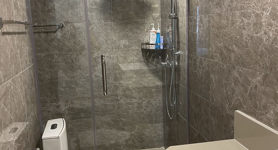 For rent 3 bedrooms condo in Huai Khwang, Bangkok