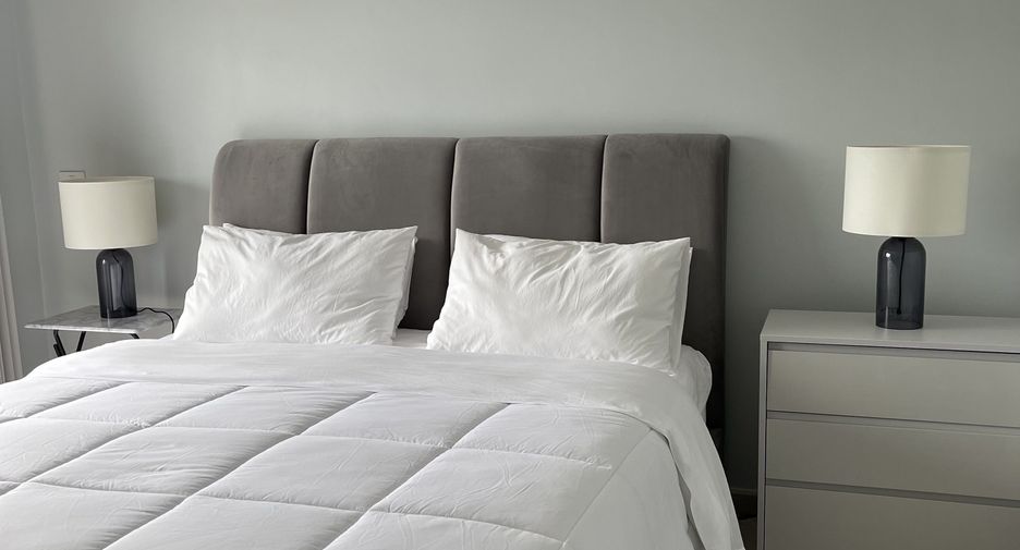For rent 3 bedrooms condo in Huai Khwang, Bangkok
