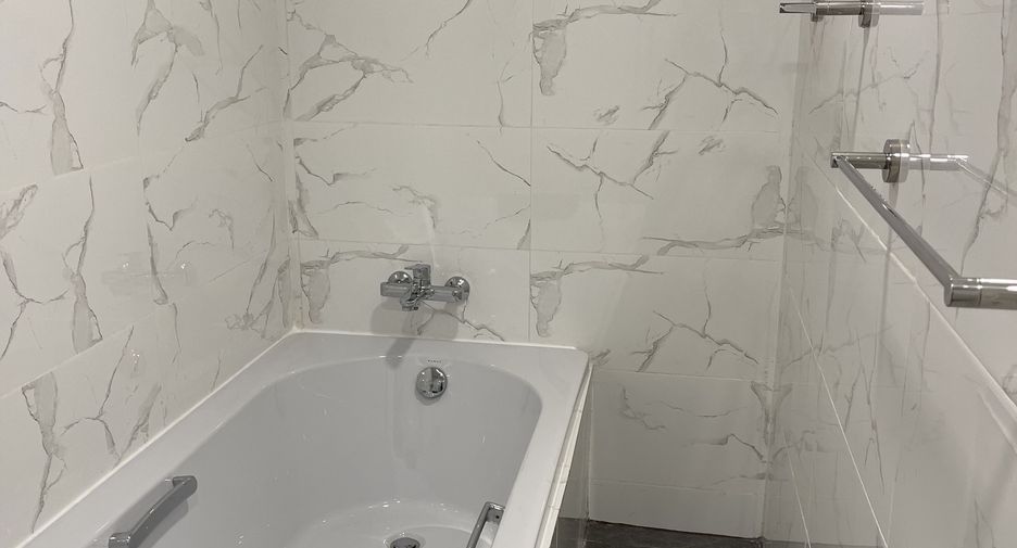 For rent 3 bedrooms condo in Huai Khwang, Bangkok