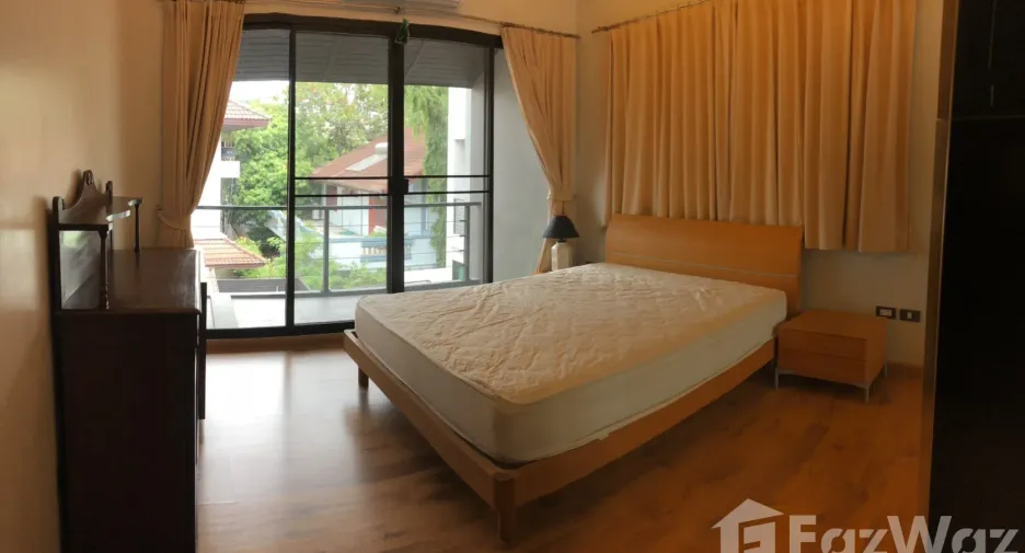 Casa adosada en alquiler de 4 habitaciones en Watthana, Bangkok