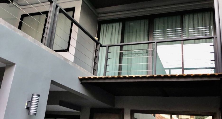 Casa adosada en alquiler de 4 habitaciones en Watthana, Bangkok
