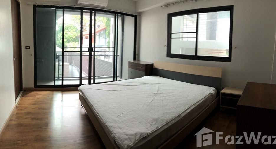 Casa adosada en alquiler de 4 habitaciones en Watthana, Bangkok