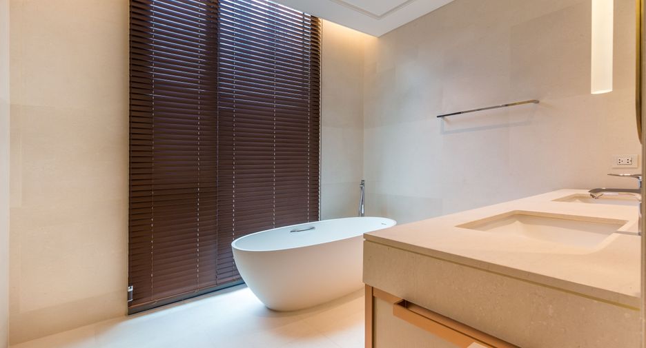 For rent 2 ベッドルーム condo in Pathum Wan, Bangkok