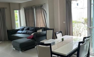 Casa en alquiler de 3 habitaciones en Bang Kapi, Bangkok