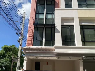 For rent 3 bedrooms townhouse in Bang Na, Bangkok