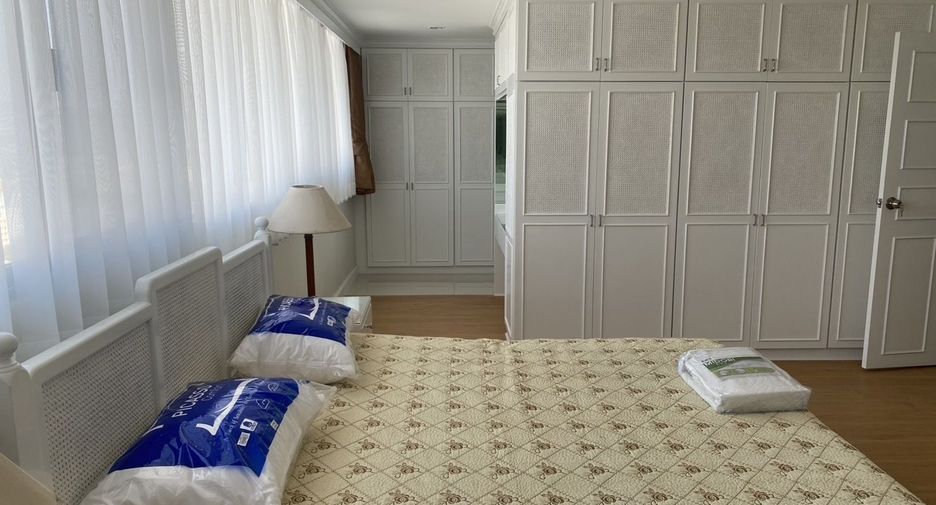 For rent 4 bedrooms condo in Watthana, Bangkok