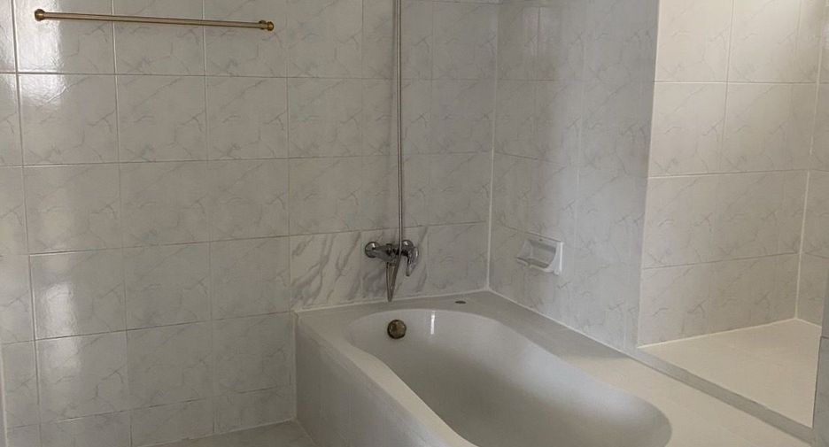 For rent 4 bedrooms condo in Watthana, Bangkok