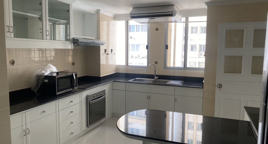 For rent 4 bedrooms condo in Watthana, Bangkok