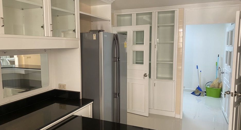 For rent 4 bedrooms condo in Watthana, Bangkok