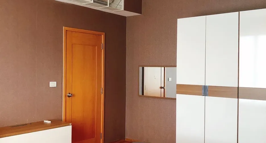 For rent 4 bedrooms condo in Sathon, Bangkok