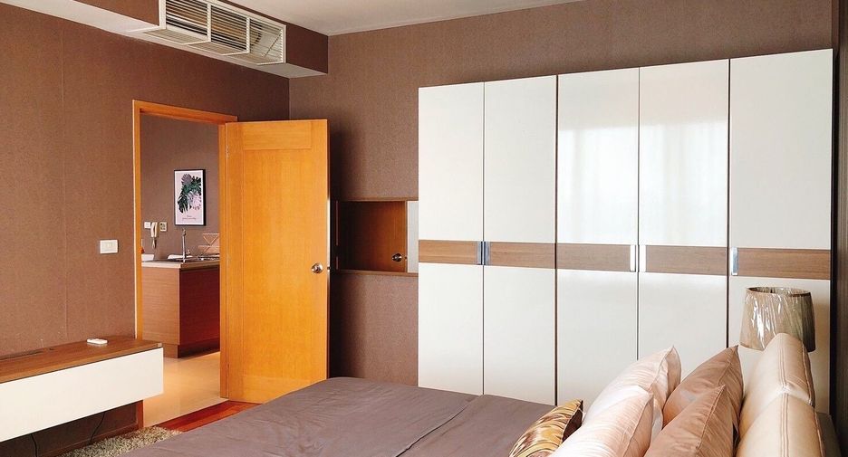 For rent 4 bedrooms condo in Sathon, Bangkok