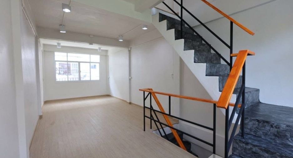 For rent 4 bedrooms townhouse in Sathon, Bangkok