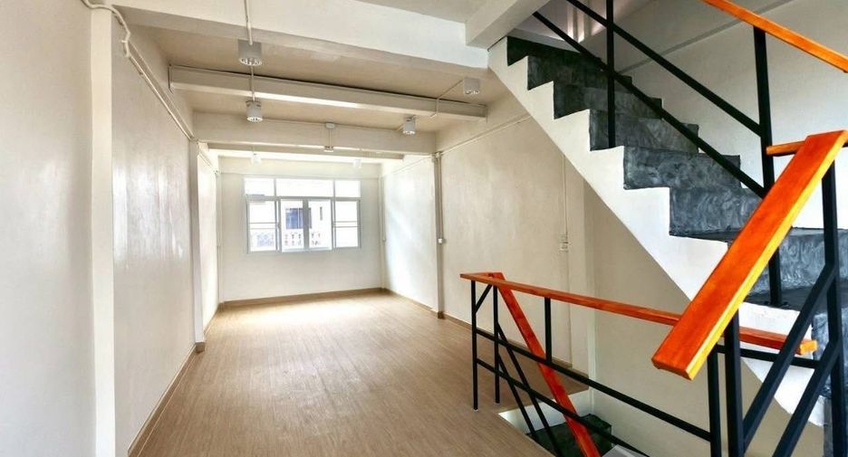 For rent 4 bedrooms townhouse in Sathon, Bangkok