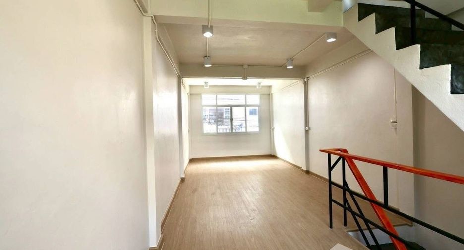 For rent 4 bedrooms townhouse in Sathon, Bangkok
