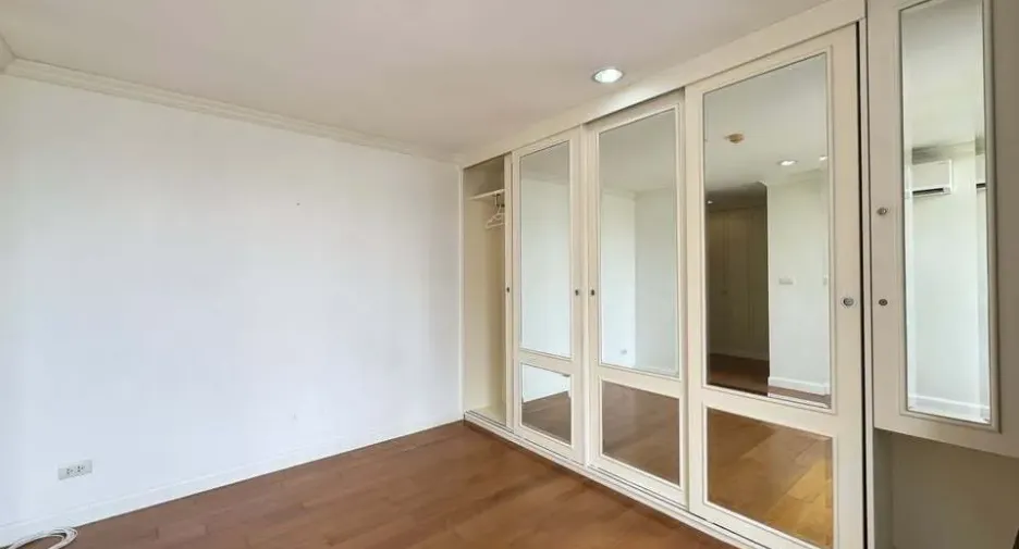 For rent 3 bedrooms condo in Khlong Toei, Bangkok